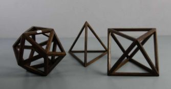 GEOMETRISCHE SKULPTUREN: STEREOMETRISCHE FIGUREN / PLATONISCHE KÖRPER: Tetraeder (H. 19 cm),