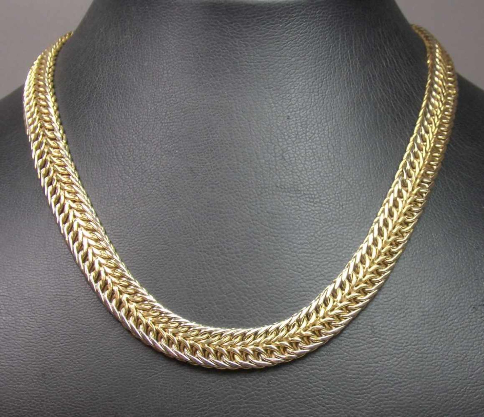 COLLIER aus 585 Bicolor-Gold (mit Säure getestet, 48,1 g) mit geflochtenem Dekor und kugelförmigem