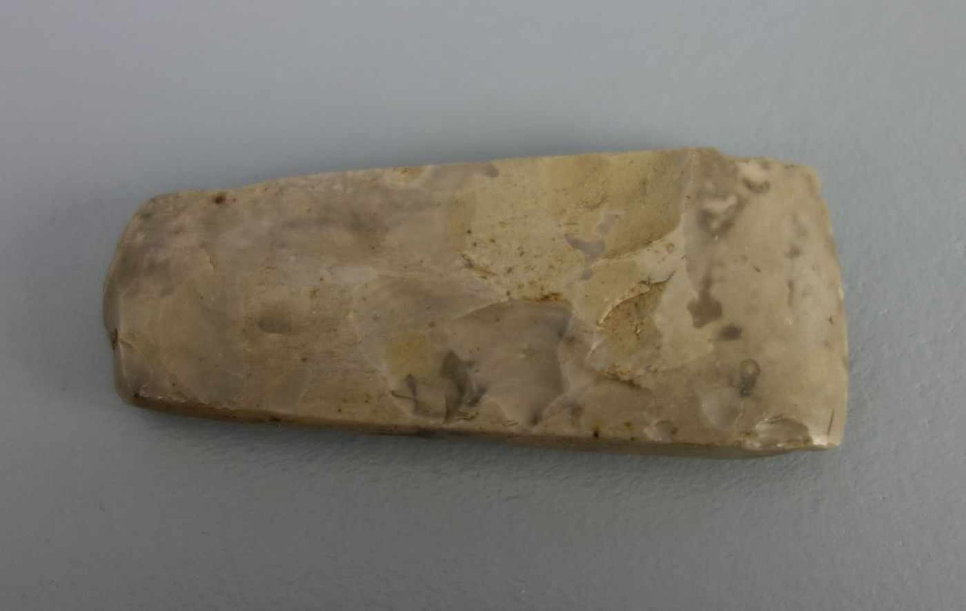 STEINBEIL / STEINAXT, prähistorisches Werkzeug aus hellgrauem Feuerstein. Trapezförmige Form mit - Bild 4 aus 4