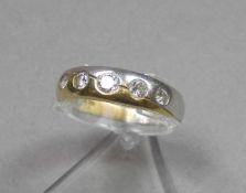 BICOLOR - RING MIT BRILLANTBESATZ, 585er Gold (3 g), diagonal geteilte Ringschiene, besetzt mit 5