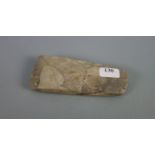 STEINBEIL / STEINAXT, prähistorisches Werkzeug aus hellgrauem Feuerstein. Trapezförmige Form mit