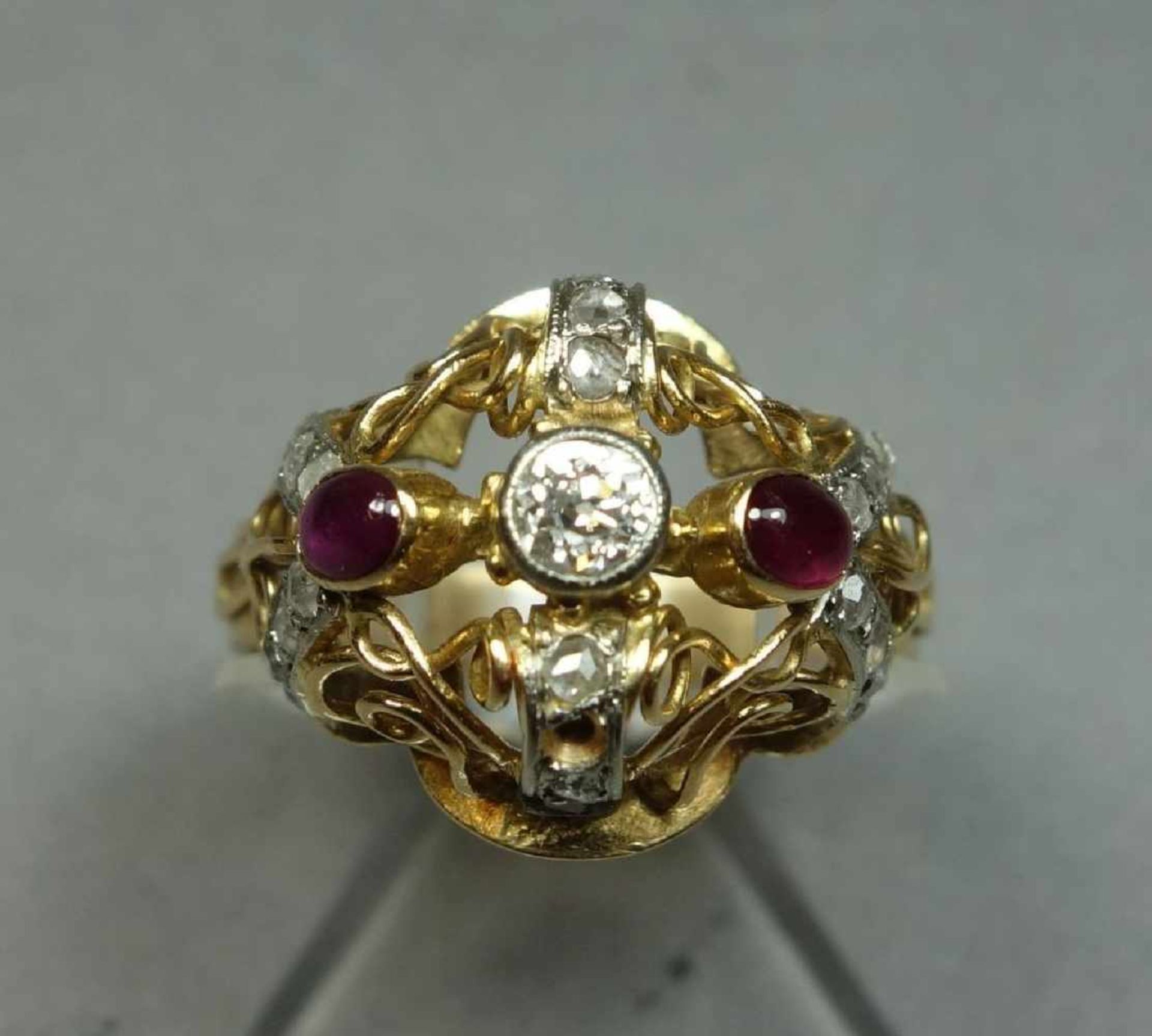 EXCLUSIVER RING, 750er Gelbgold (4,9 g), durchbrochen gearbeitet, zentral mit einem Brillanten von - Bild 3 aus 5