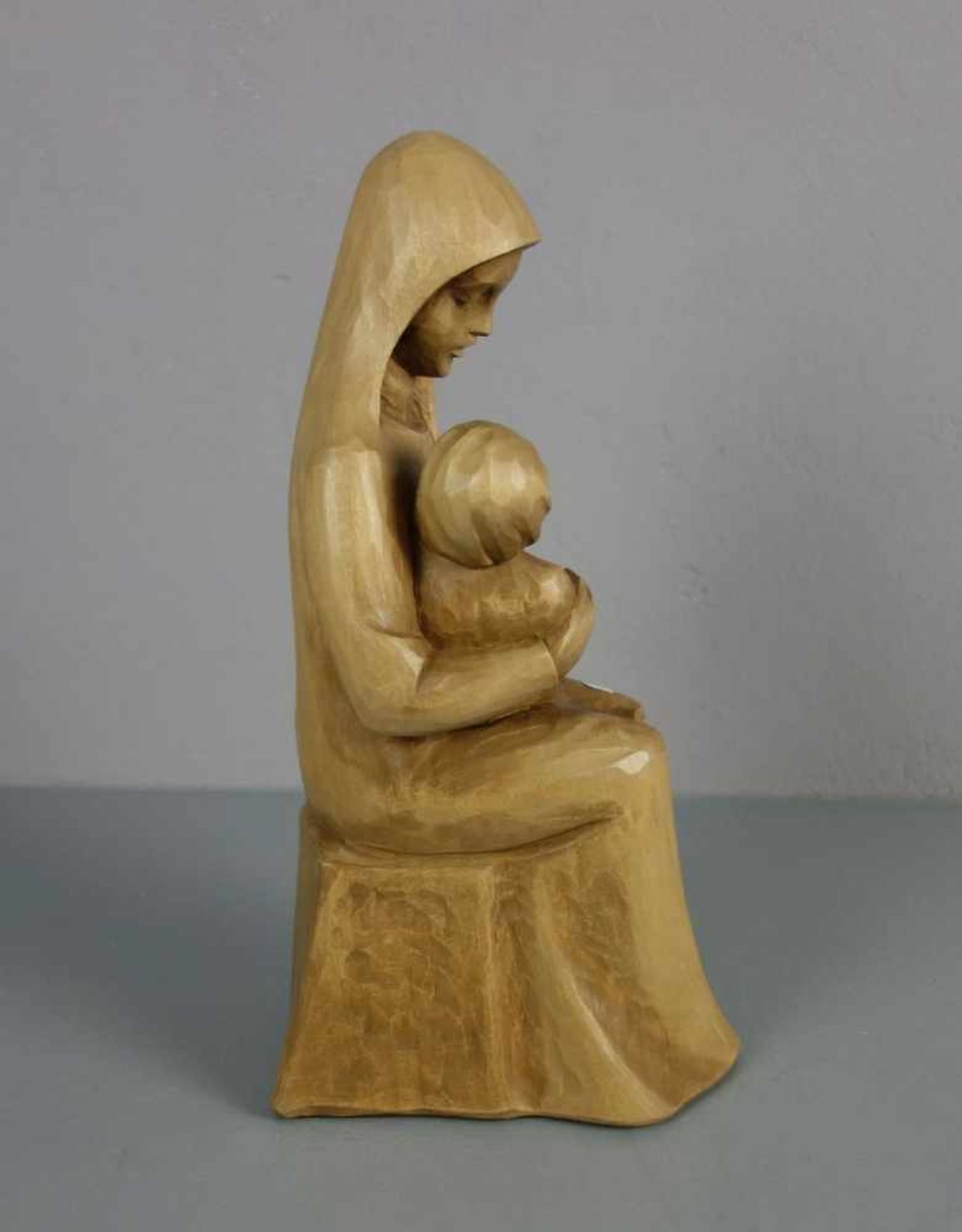 BILDHAUER / BILDSCHNITZER des 20. Jh., Skulptur: "Madonna mit Kind / Mutter mit Kind", Holz - Image 4 of 5