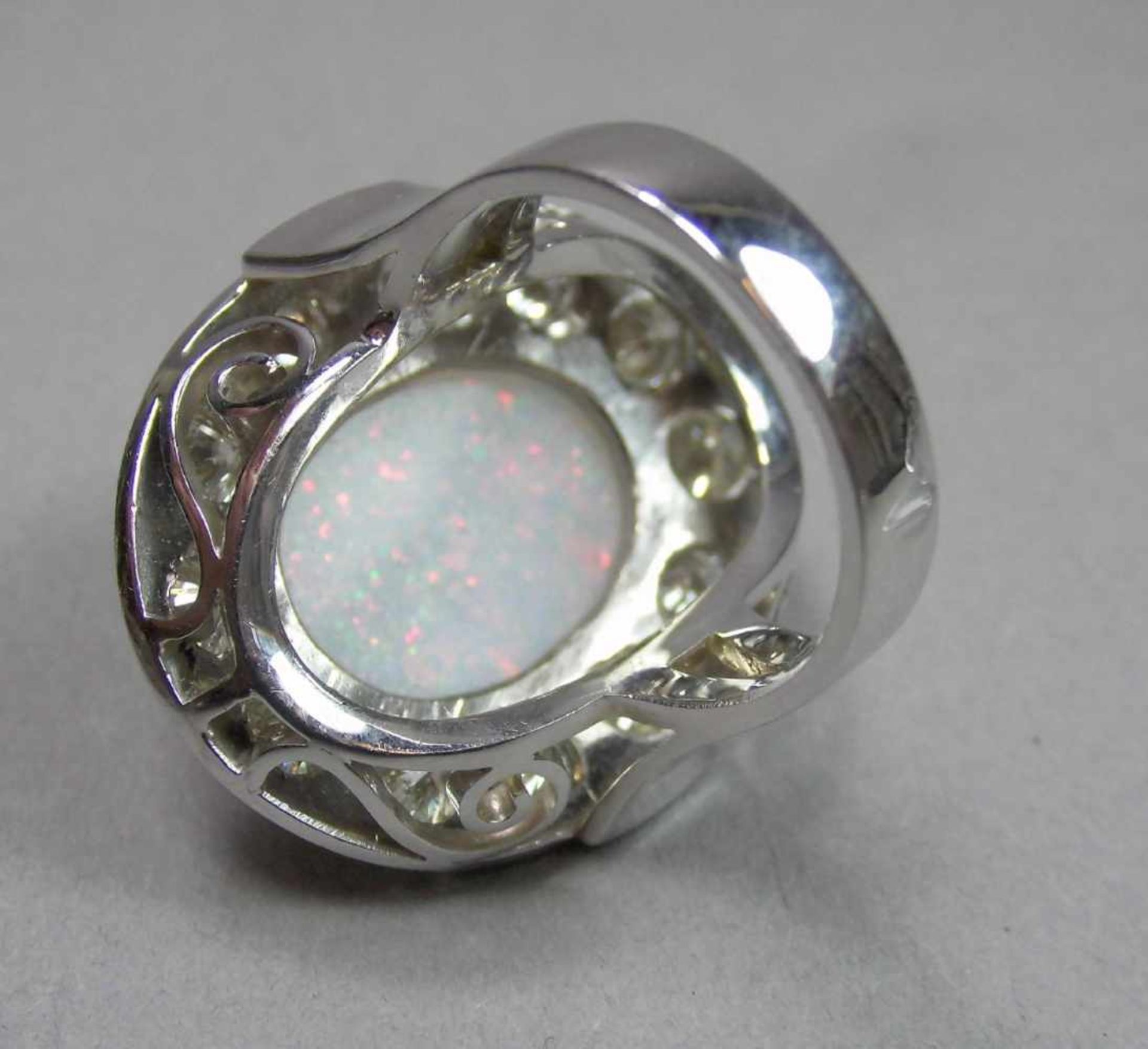 EXCLUSIVER RING mit weißem Opal im Cobochon-Schliff, umgeben von 12 Brillanten von je 0,2 kt. ( - Bild 4 aus 5