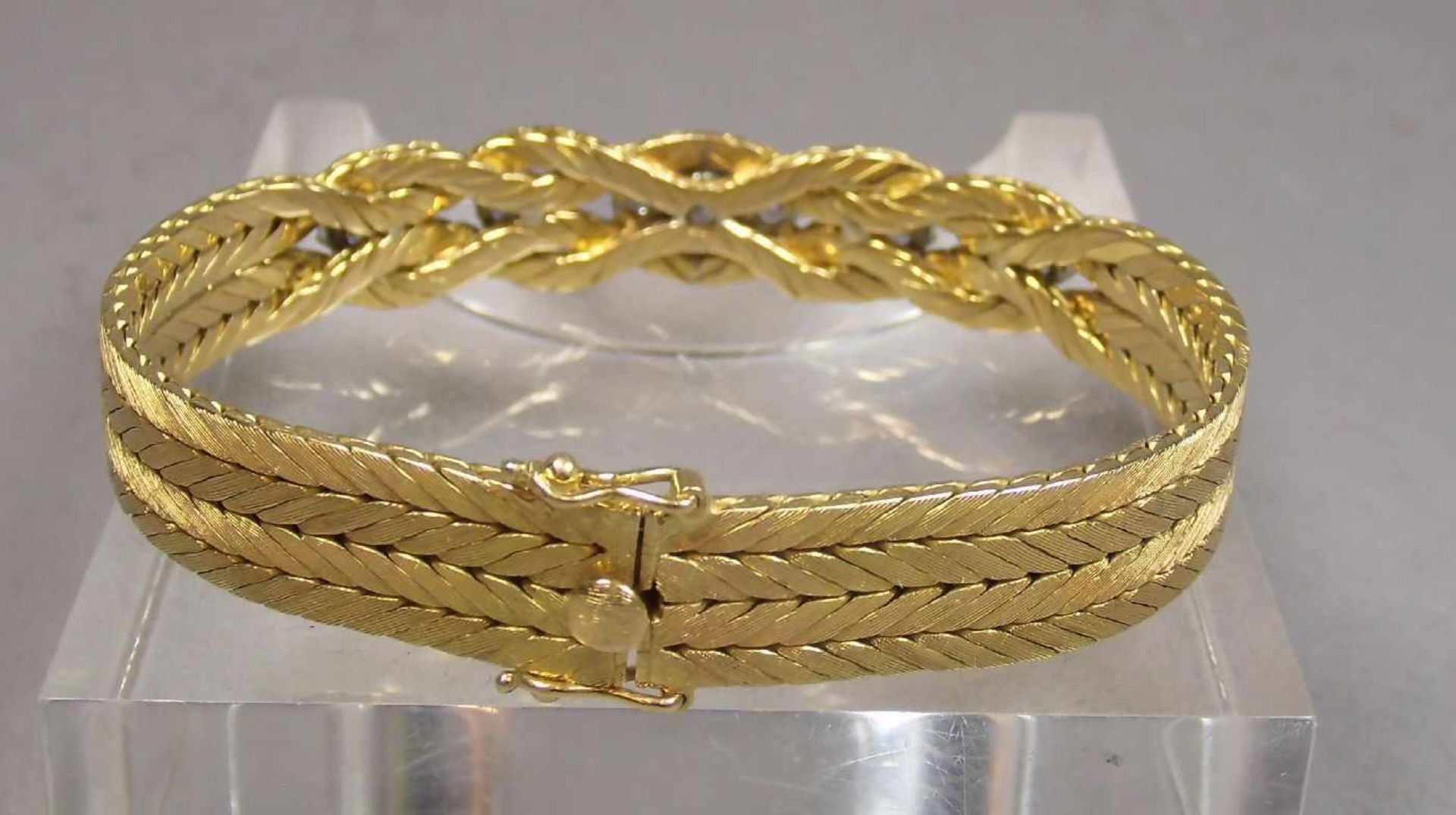 ARMBAND / bracelet, 750er Gold (38,4 g), gearbeitet in vier geflochtenen Strängen und besetzt mit - Bild 2 aus 7