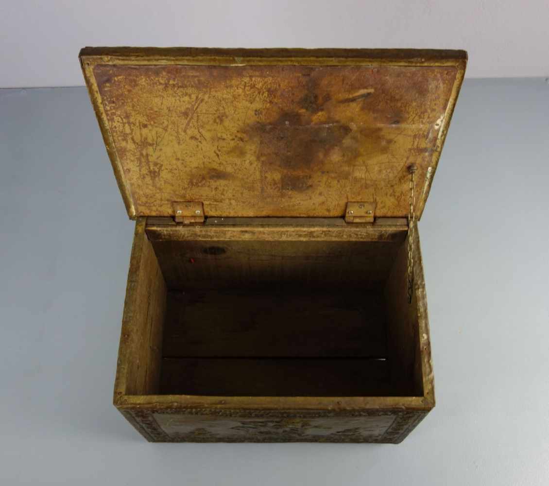 KOHLENKASTEN für Kohle und Anfachholz / coal box, Messing über Holz, 1. H. 20. Jh., England. - Image 3 of 4