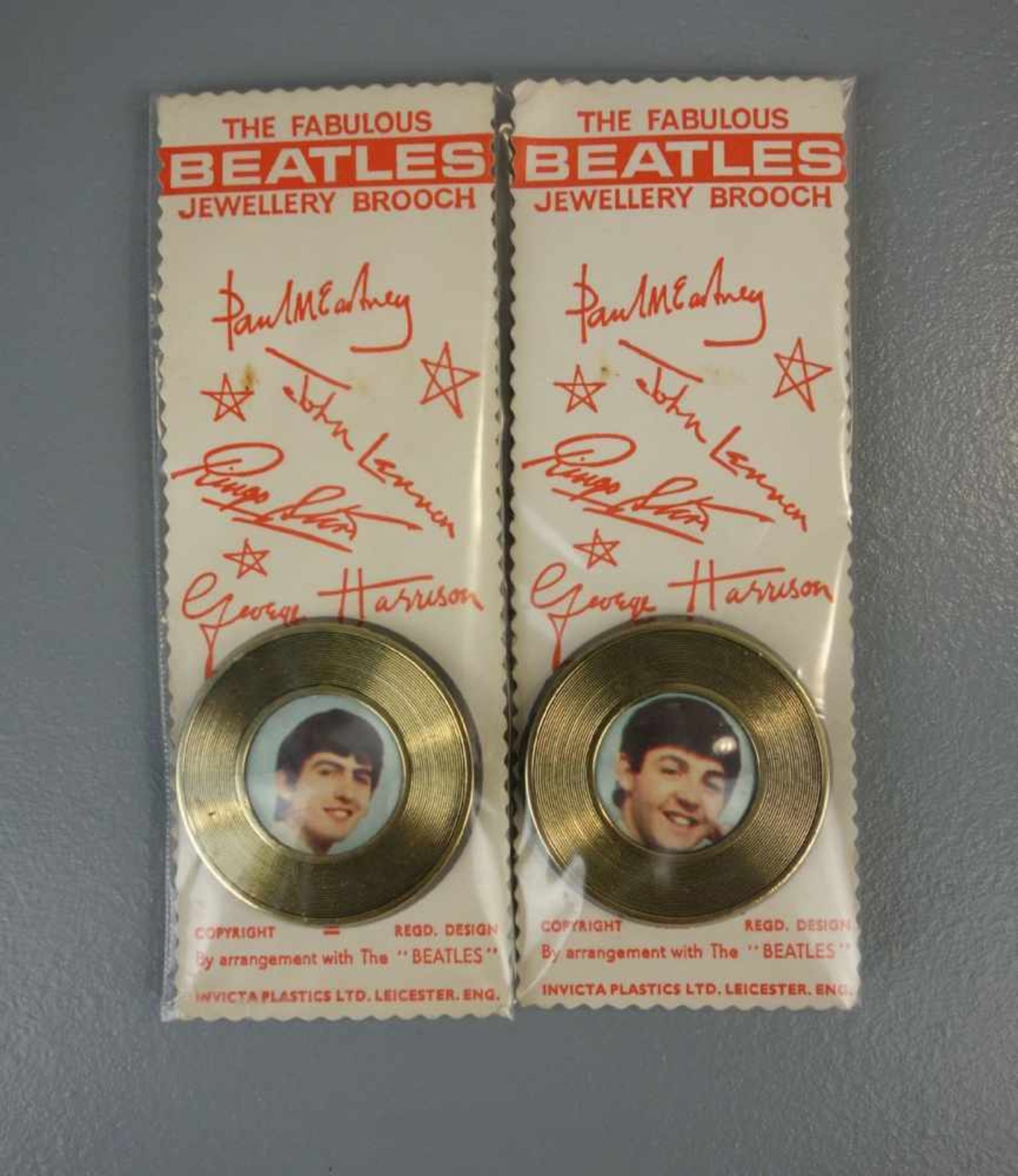 THE BEATLES MERCHANDISE / MEMORABILIA: 7 ANSTECKER / BROSCHEN, 1960er / 1970er Jahre. 2 Broschen - Bild 4 aus 4