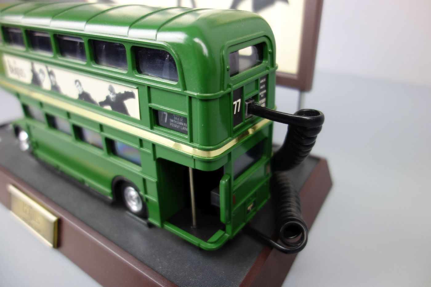 THE BEATLES MERCHANDISE / MEMORABILIA : DOPPELDECKER-BUS-TELEFON, 1998. Grüner Bus, Unterteil - Image 3 of 7