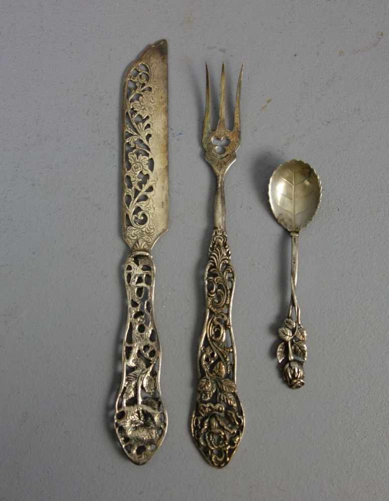 VORLEGEBESTECK UND LÖFFEL / serving cutlery and small spoon, 20. Jh., Dekor "Hildesheimer Rose",