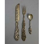 VORLEGEBESTECK UND LÖFFEL / serving cutlery and small spoon, 20. Jh., Dekor "Hildesheimer Rose",