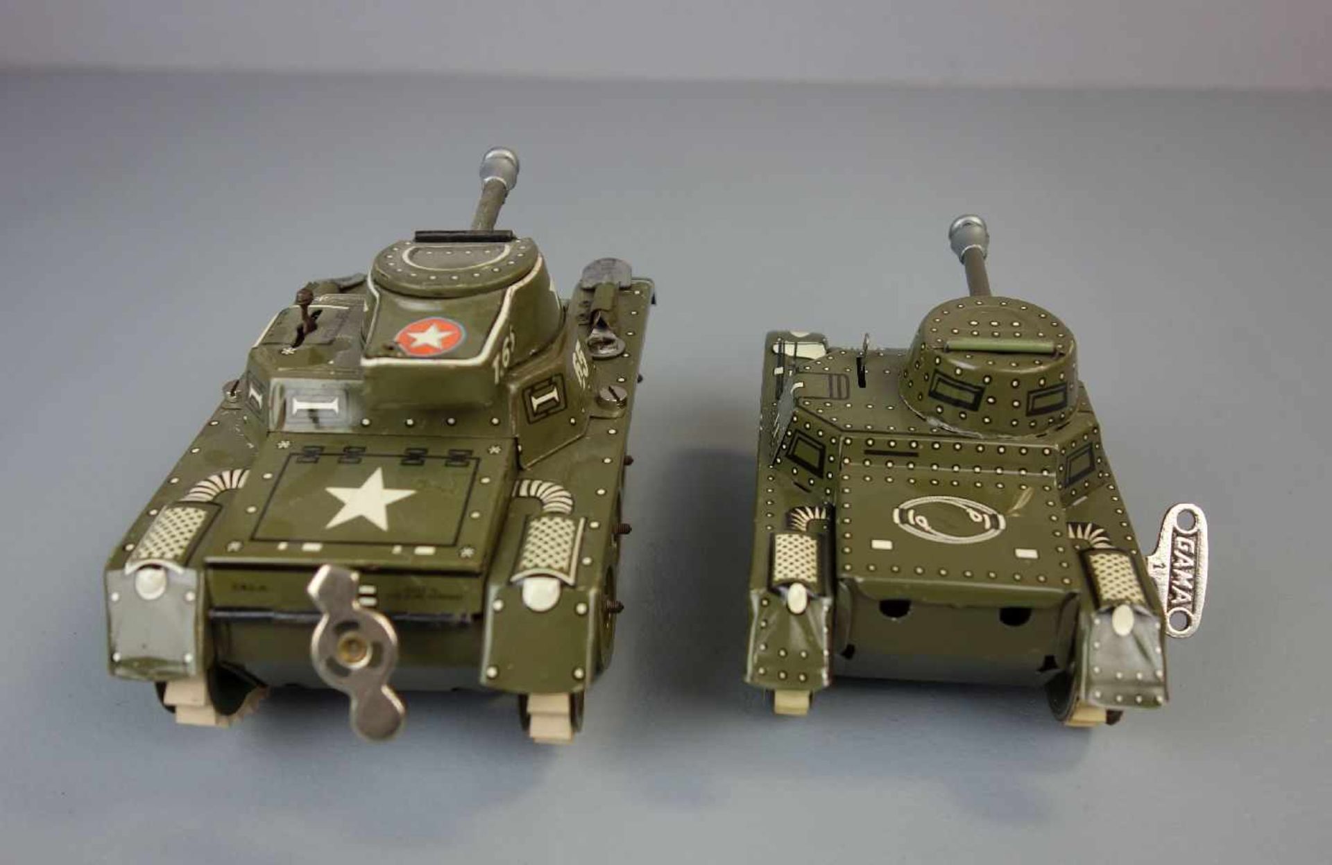 KONVOLUT VON 4 GAMA TANKS / BLECH-PANZER / BLECHSPIELZEUG / tin toys - four tanks. 1) Gama-Tank, T- - Bild 7 aus 10