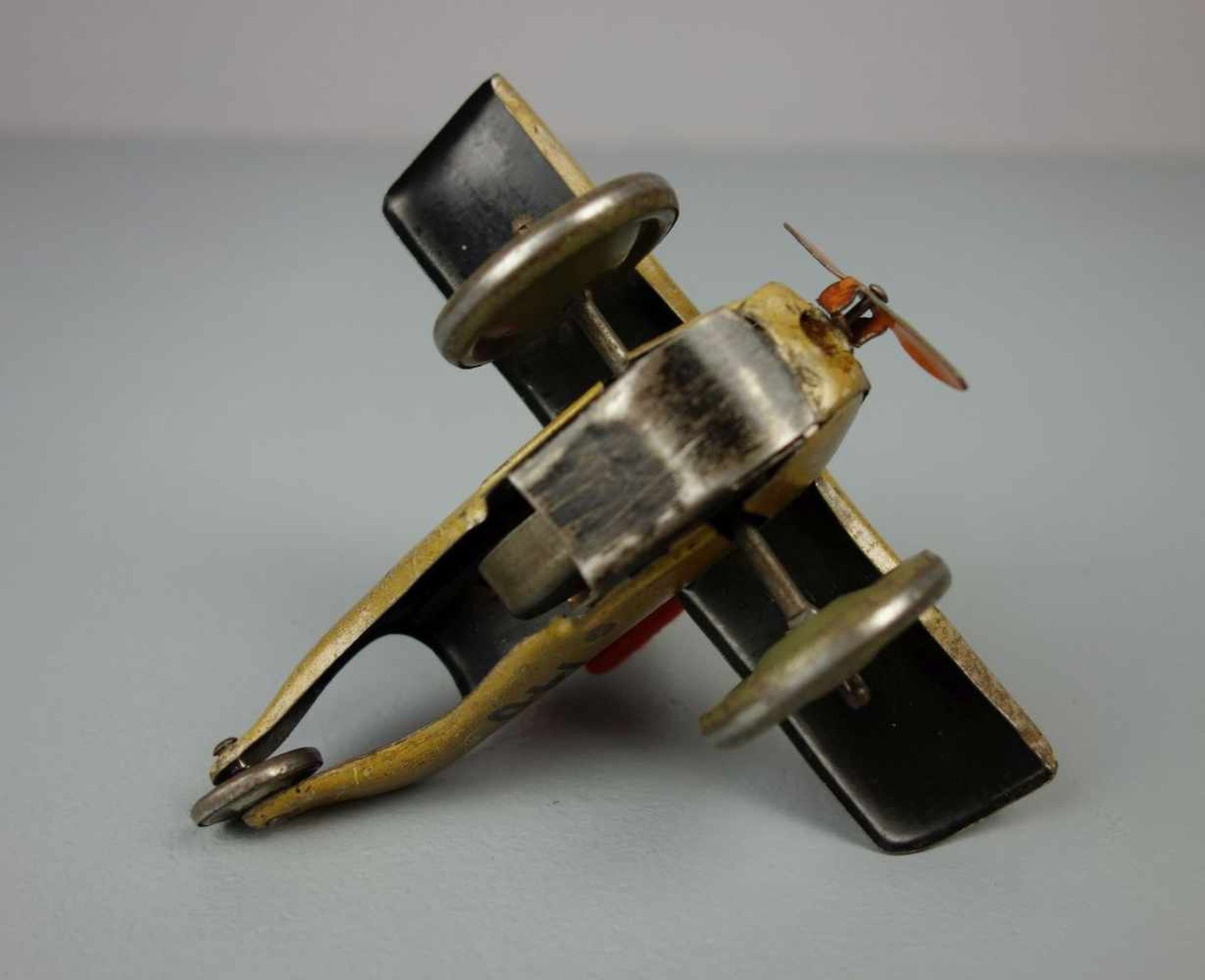 BLECHSPIELZEUG: FLUGZEUG / PROPELLERFLUGZEUG / ROLLER FLUGZEUG / tin toy plane, wohl Manufaktur - Bild 6 aus 6