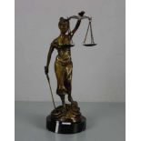 SKULPTUR: "Justitia", Régule / bronzierter Zinkguss auf Marmorpostament, um 1900. Die Göttin der