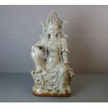 GUANYIN / WASSER-MOND-GUANYIN, heller Scherben, weiß glasiert in der Art von Blanc de Chine, späte