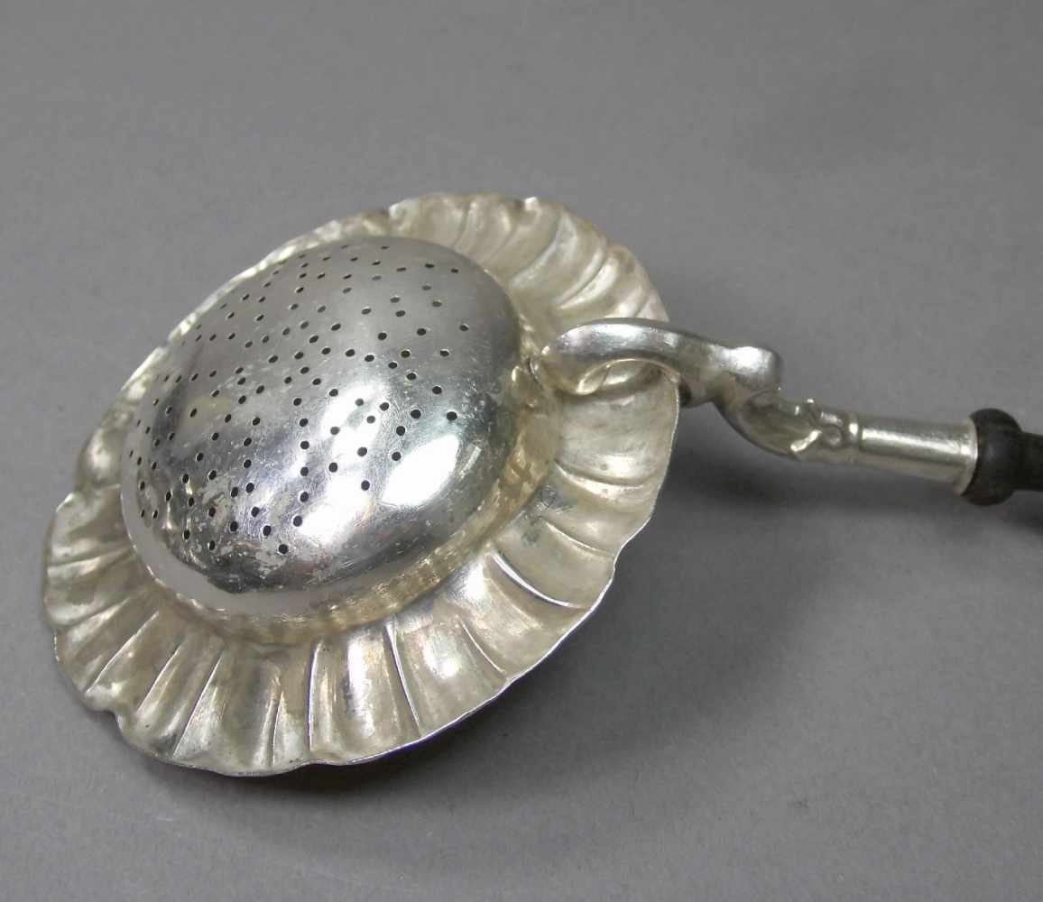 STREULÖFFEL UND TEESIEB / PAAR VORLEGELÖFFEL / tea strainer and serving spoon, 19. Jahrhundert. 1) - Bild 7 aus 8