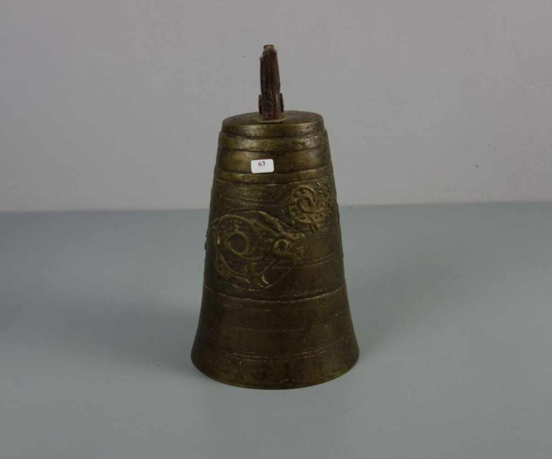 ASIATISCHE GLOCKE MIT HIRSCH - MOTIV, Bronze mit Eisenmontur, wohl Tibet oder Mongolei.