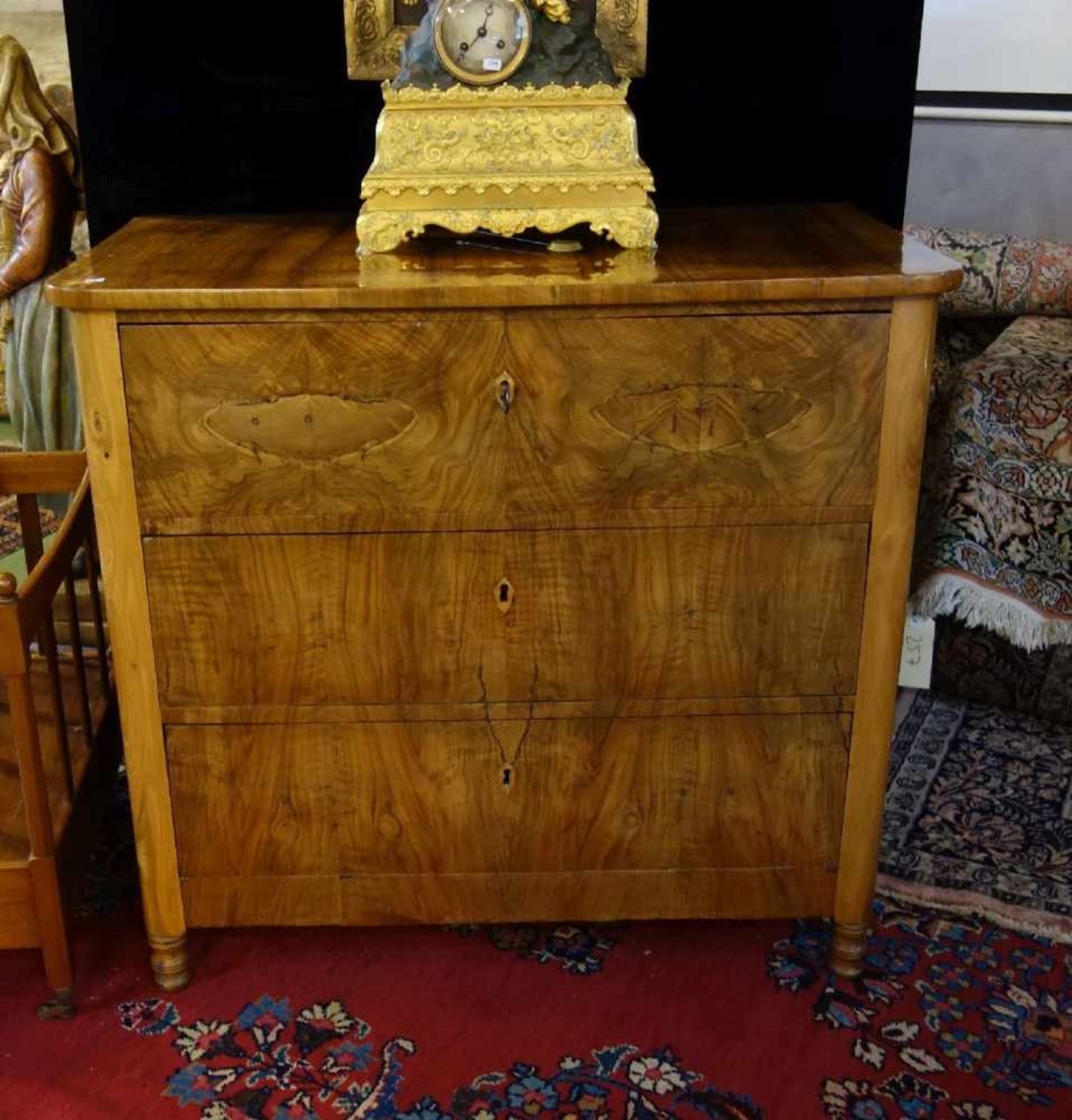 BIEDERMEIER - KOMMODE, Nussbaum furniert, deutsch, 19. Jh.; dreischübiger Zargenkasten mit