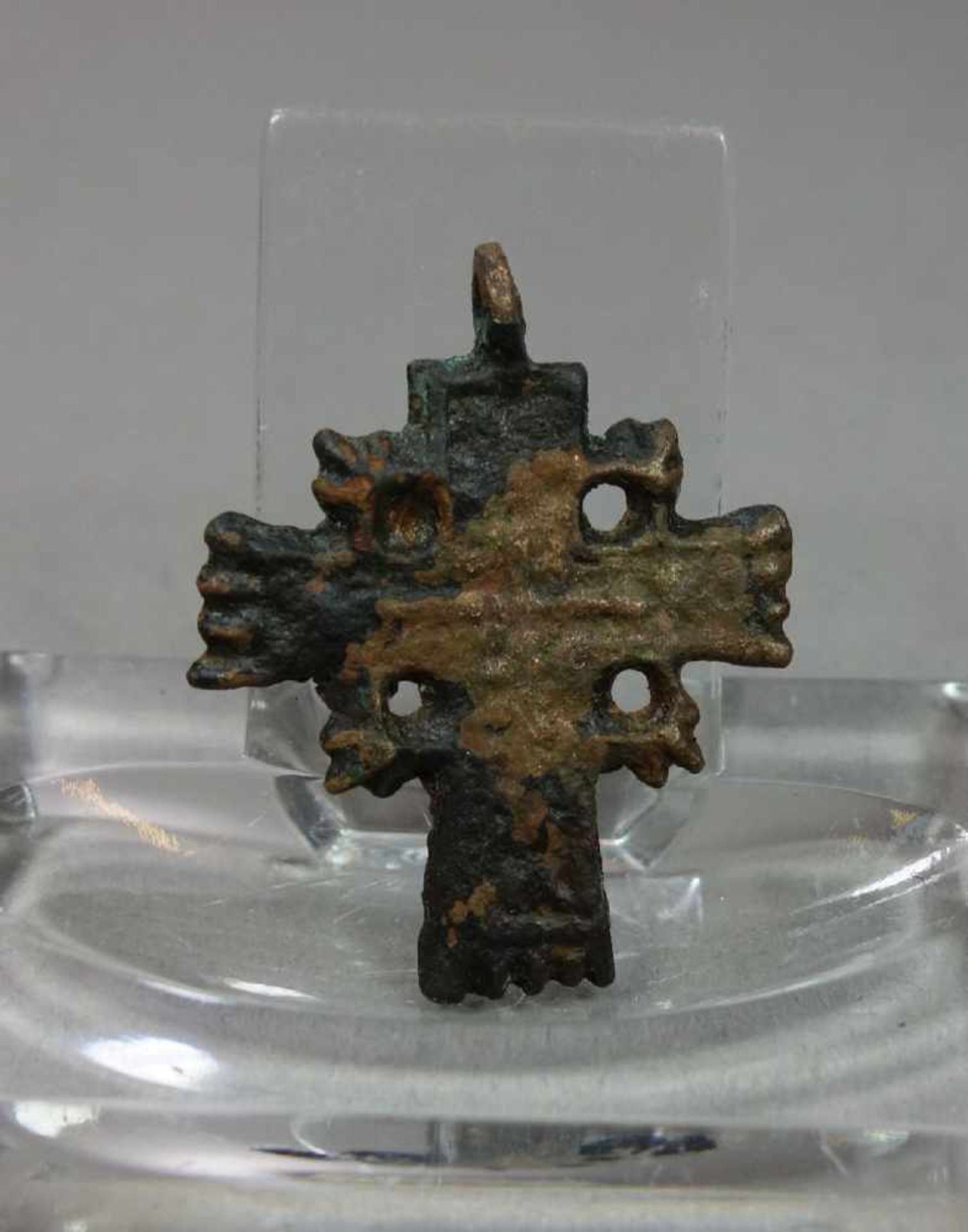 BYZANTINISCHES KREUZ / KREUZANHÄNGER, Bronze, hellbraune bis dunkelbraune Patina. Durchbrochen - Image 2 of 2
