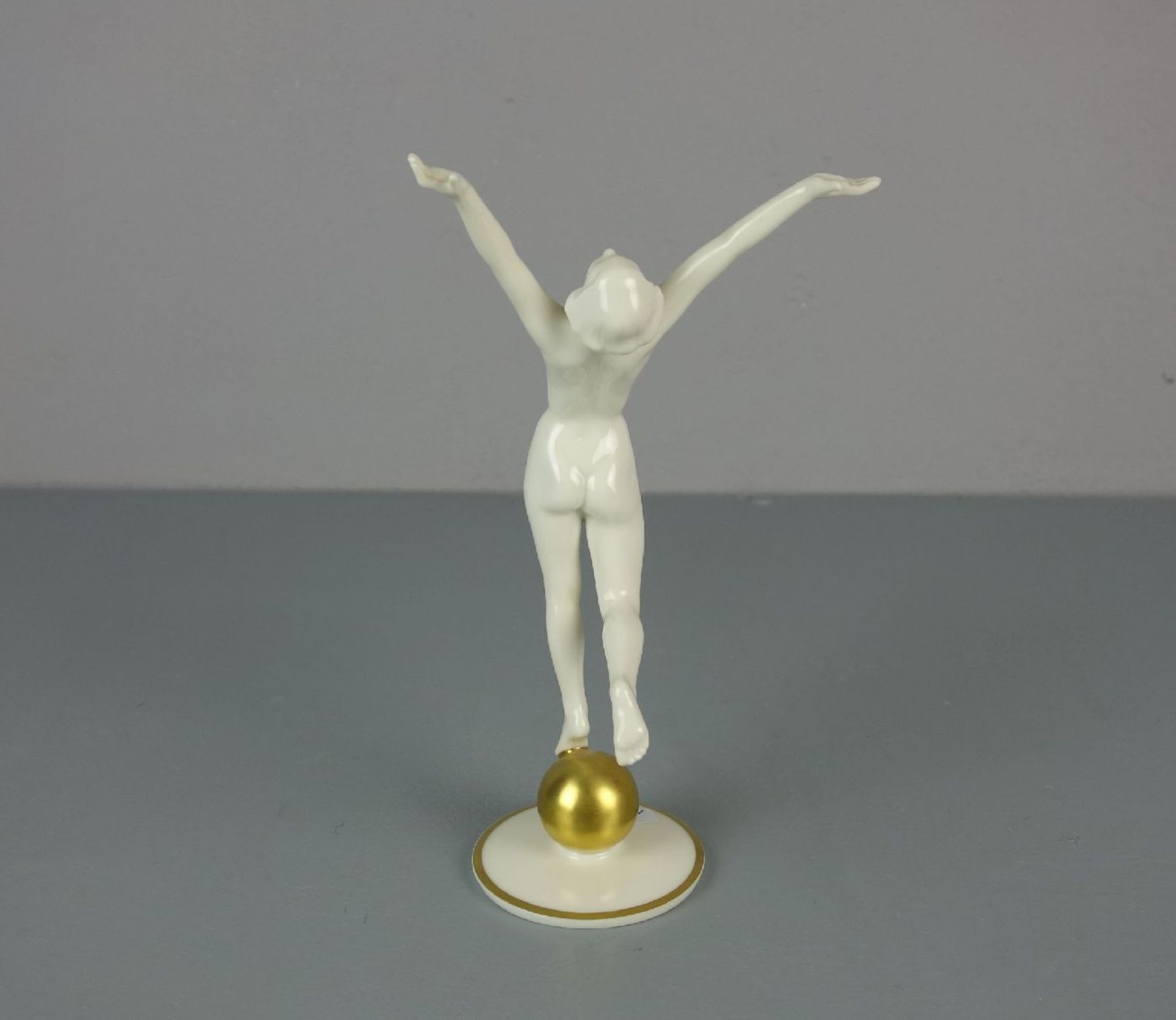 PORZELLANFIGUR: "Sonnenkind / Tanzende Frau", 20. Jh., Porzellan, mit goldfarbenen - Bild 3 aus 5