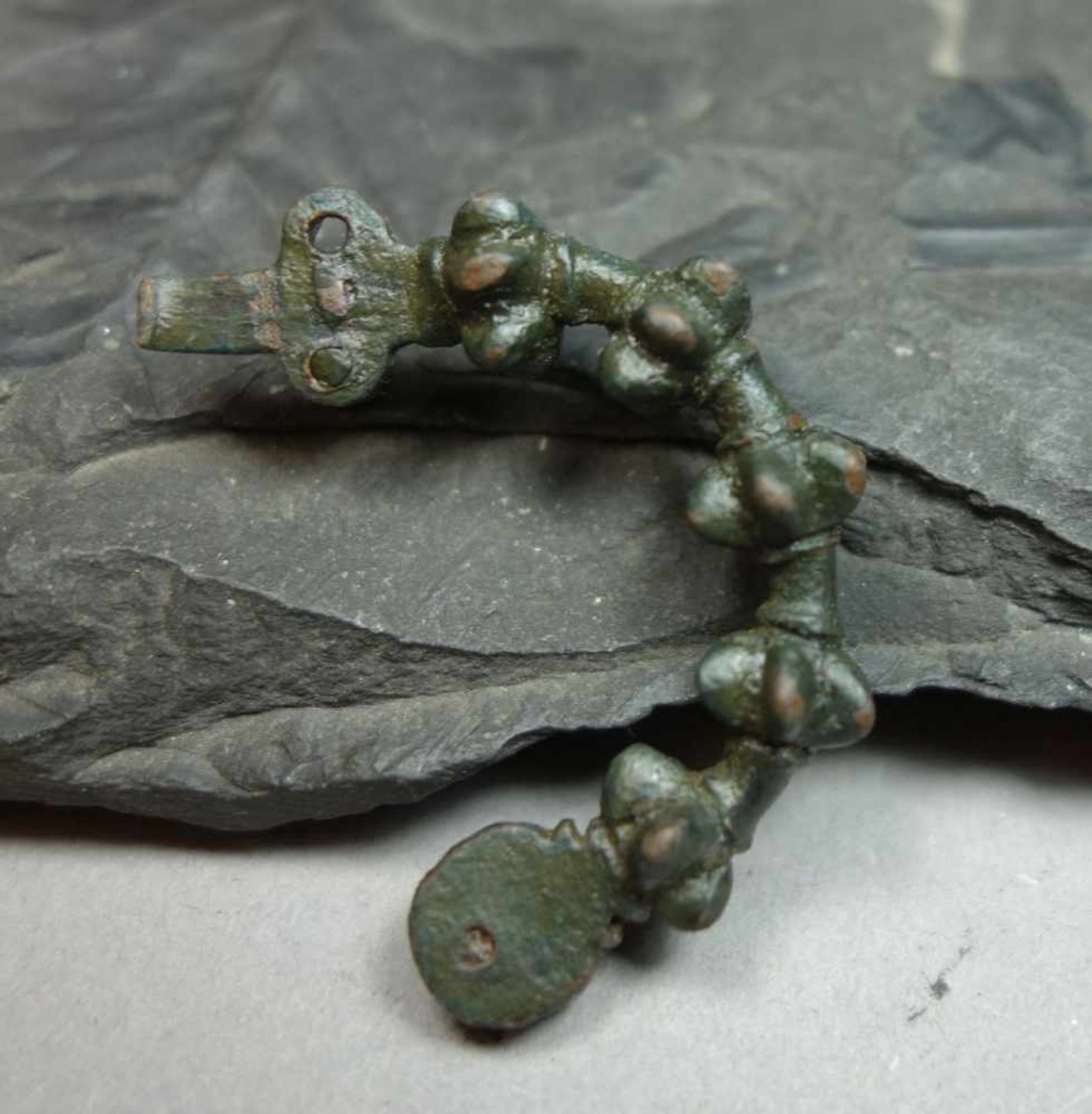 GRIECHISCHE BÜGEL - FIBEL, Bronze, braun patiniert, 5. - 4. Jh. v. Chr.; Gewandschließe dekoriert - Bild 3 aus 3