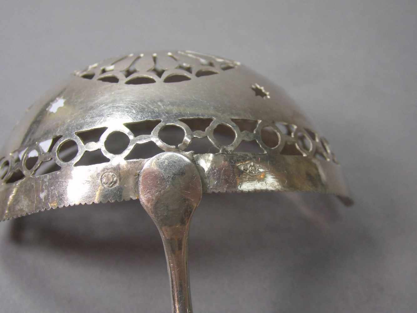 STREULÖFFEL UND TEESIEB / PAAR VORLEGELÖFFEL / tea strainer and serving spoon, 19. Jahrhundert. 1) - Bild 4 aus 8