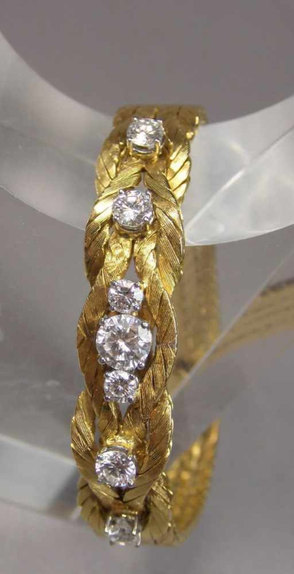 ARMBAND / bracelet, 750er Gold (38,4 g), gearbeitet in vier geflochtenen Strängen und besetzt mit - Bild 6 aus 7