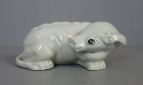 PORZELLANFIGUR / porcelain figure: "Liegender Drache", China (ungemarkt). Weissporzellan mit schwarz