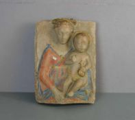 RELIEF / ANDACHTSBILD "MARIA MIT DEM CHRISTUSKIND", Ton - Relief, polychrome staffiert in