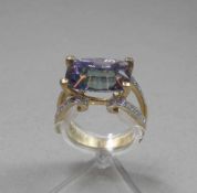 RING, 375 Gelbgold (5,9 g), besetzt mit einem großen blau-violetten Edelstein. Ringkopfmaße: 1,0 x