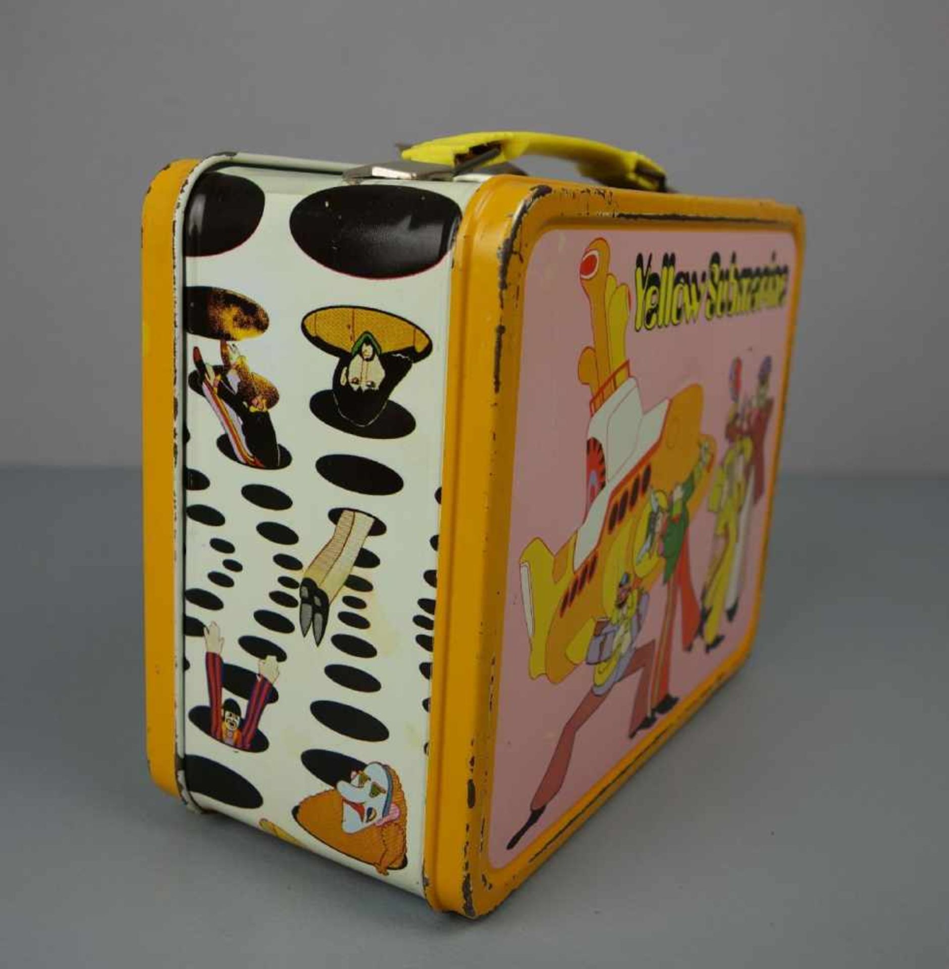 THE BEATLES MERCHANDISE / MEMORABILIA: BROTDOSE / LUNCHBOX, 1968. Blech, polychrom staffiert; - Bild 3 aus 7