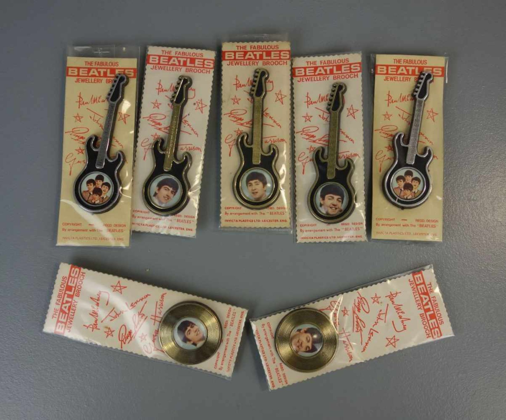 THE BEATLES MERCHANDISE / MEMORABILIA: 7 ANSTECKER / BROSCHEN, 1960er / 1970er Jahre. 2 Broschen