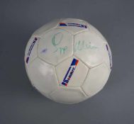 FUSSBALL / LEDERBALL mit SEPP MAIER - AUTOGRAPH. Autogramm des ehemaligen deutschen Torhüters