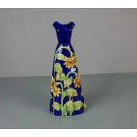 VASE in Form eines Kleides, Keramik, unter dem Stand u. a. gemarkt "Benaya" und bezeichnet "MM '06".