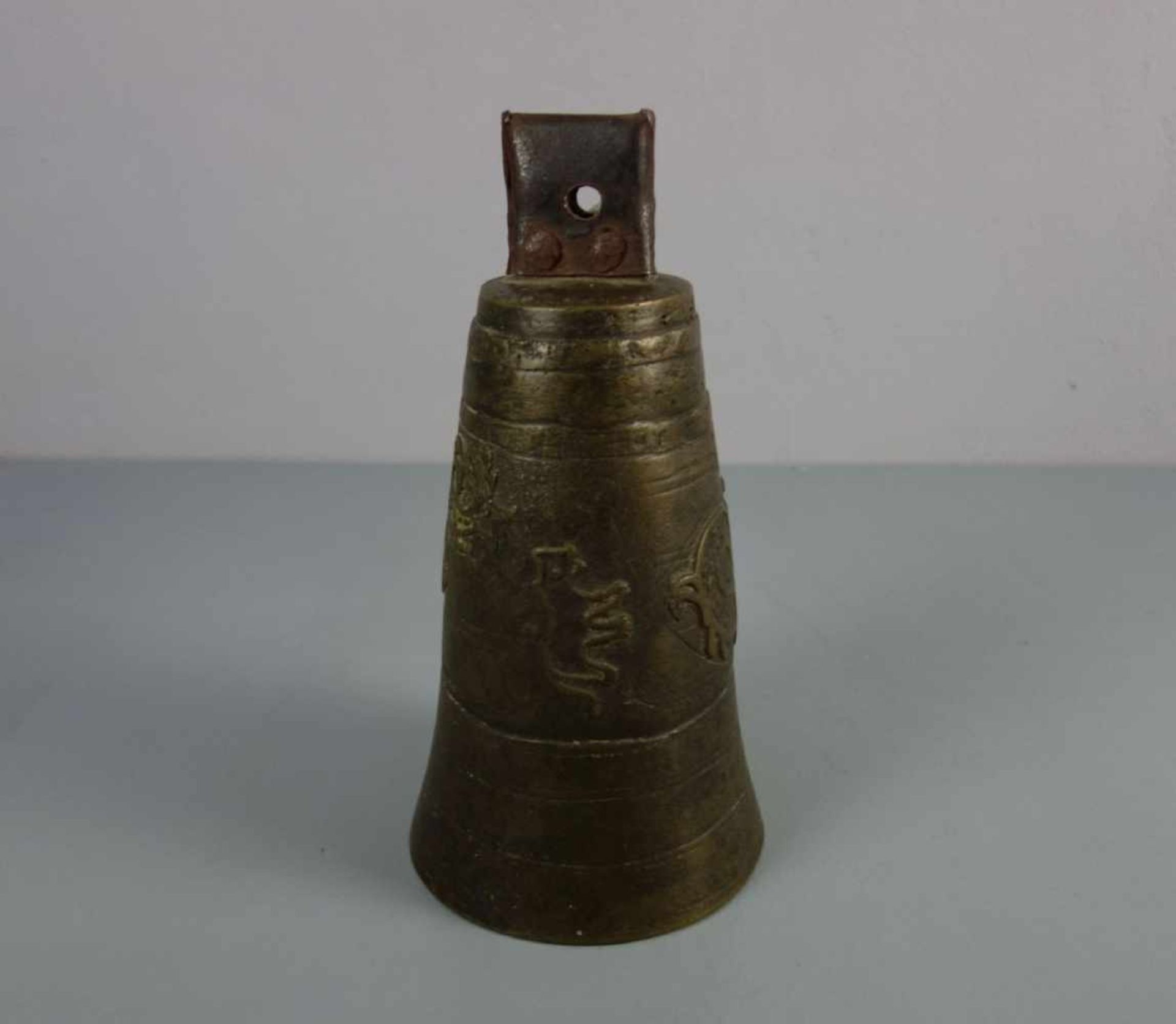 ASIATISCHE GLOCKE MIT HIRSCH - MOTIV, Bronze mit Eisenmontur, wohl Tibet oder Mongolei. - Image 2 of 4