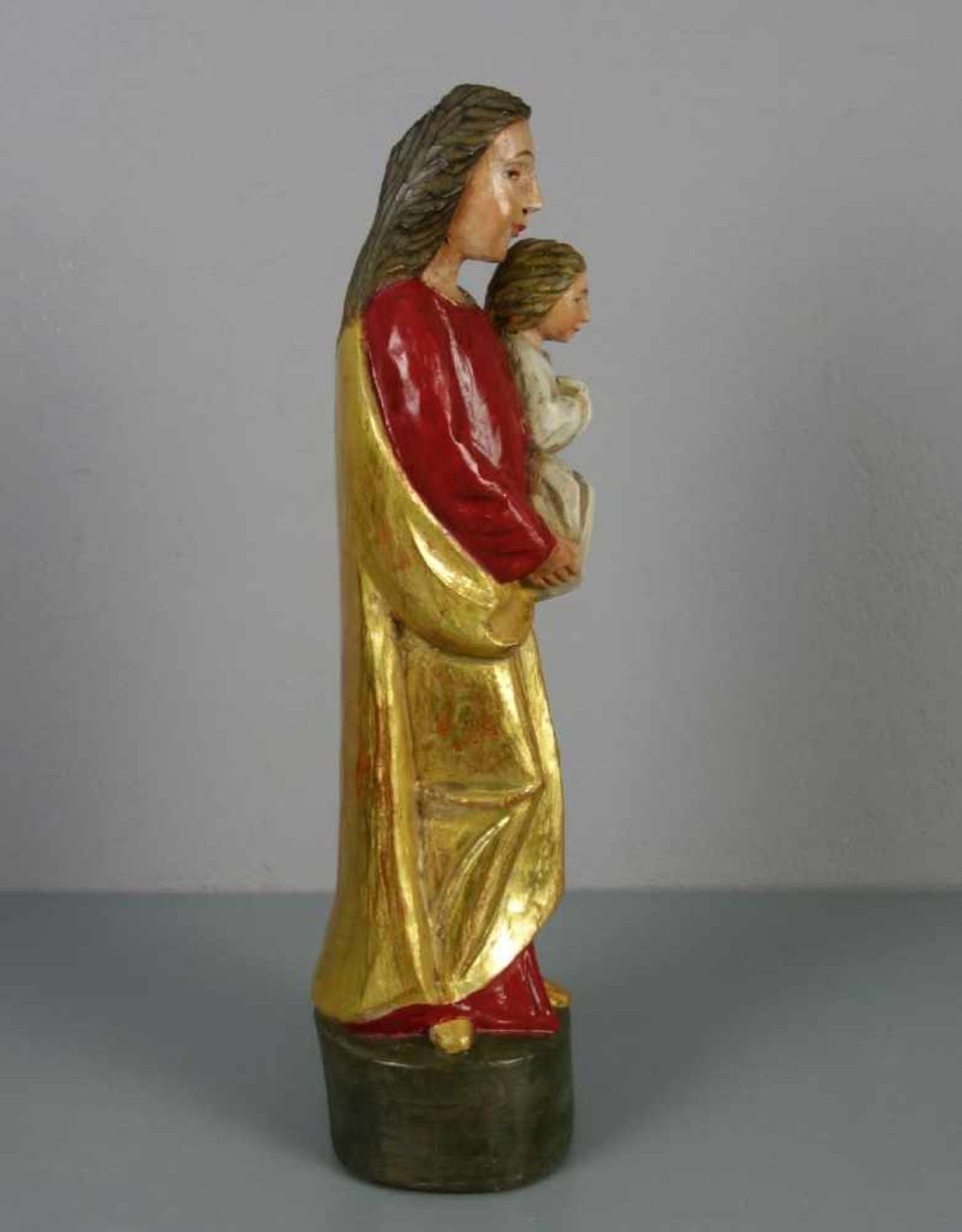 ANONYMER BILDSCHNITZER (20. Jh.), Skulptur / sculpture: "Madonna mit Kind / Maria mit Kind", Holz - Image 4 of 4