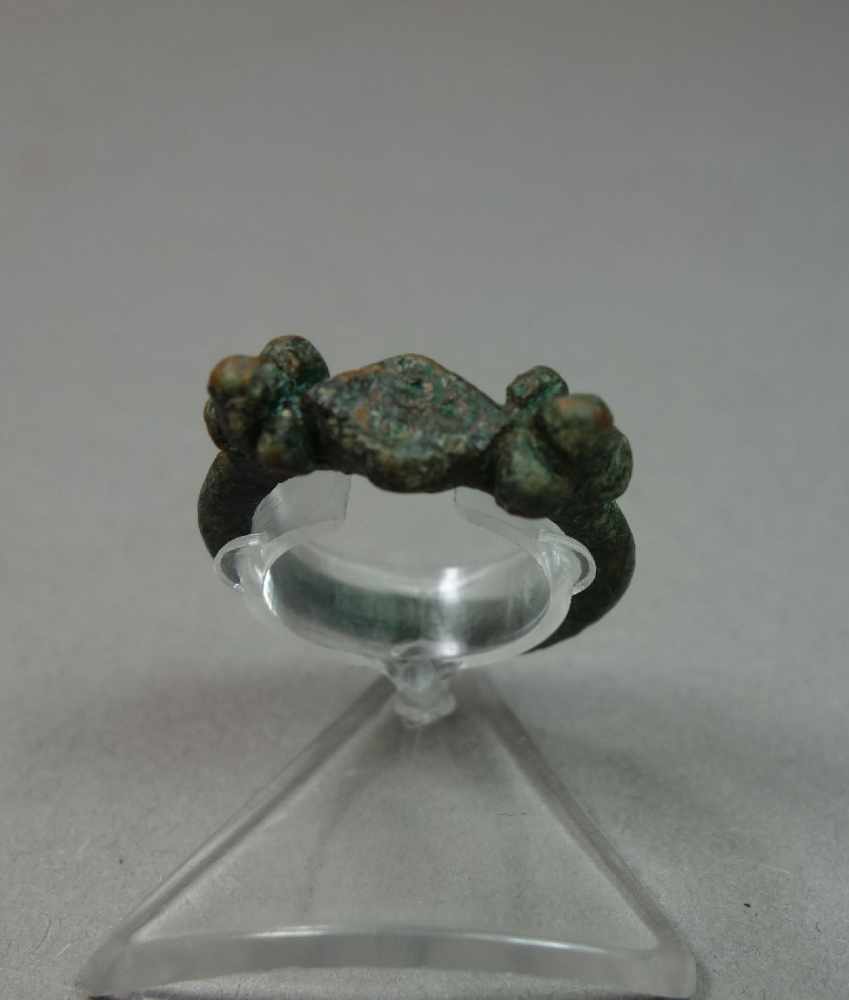 BYZANTINISCHER RING, Bronze mit brauner Patina, 9. bis 12. Jh. Nach außen gerundete schmale