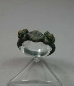 BYZANTINISCHER RING, Bronze mit brauner Patina, 9. bis 12. Jh. Nach außen gerundete schmale