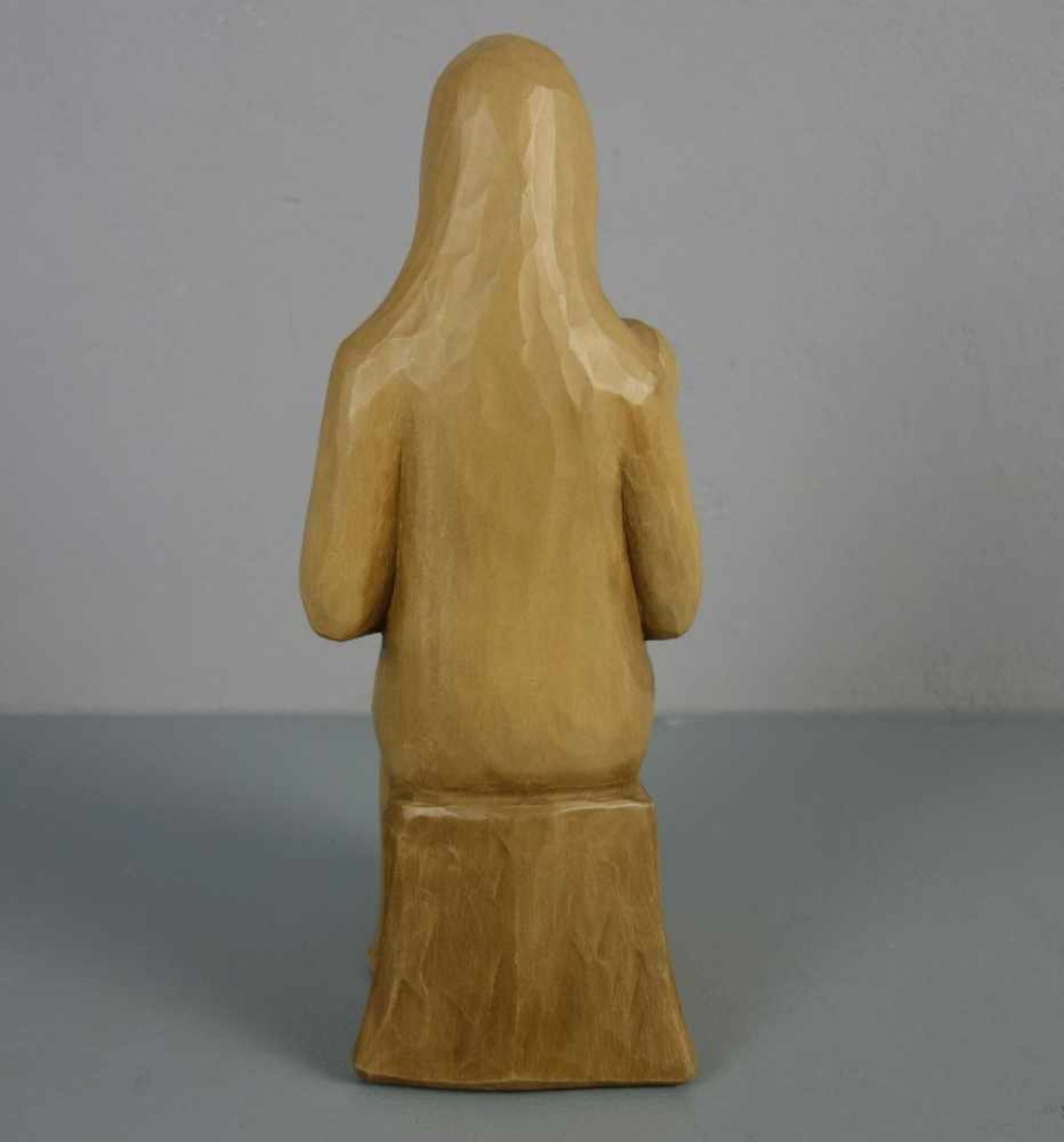 BILDHAUER / BILDSCHNITZER des 20. Jh., Skulptur: "Madonna mit Kind / Mutter mit Kind", Holz - Image 3 of 5