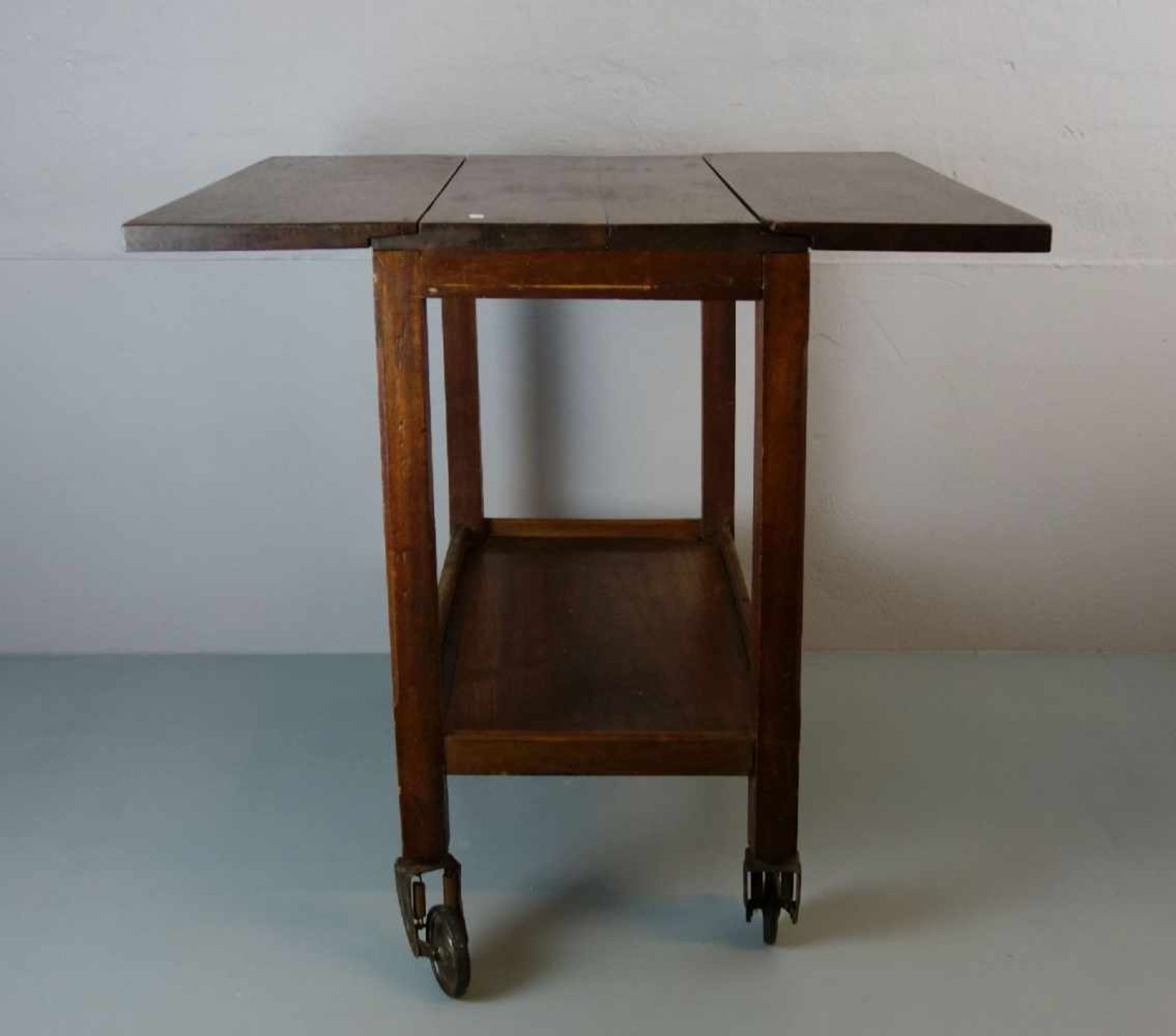 TEEWAGEN in der Art eines gate-leg-tables. Zargenkonstruktionen mit unterem Tablar auf - Bild 4 aus 5