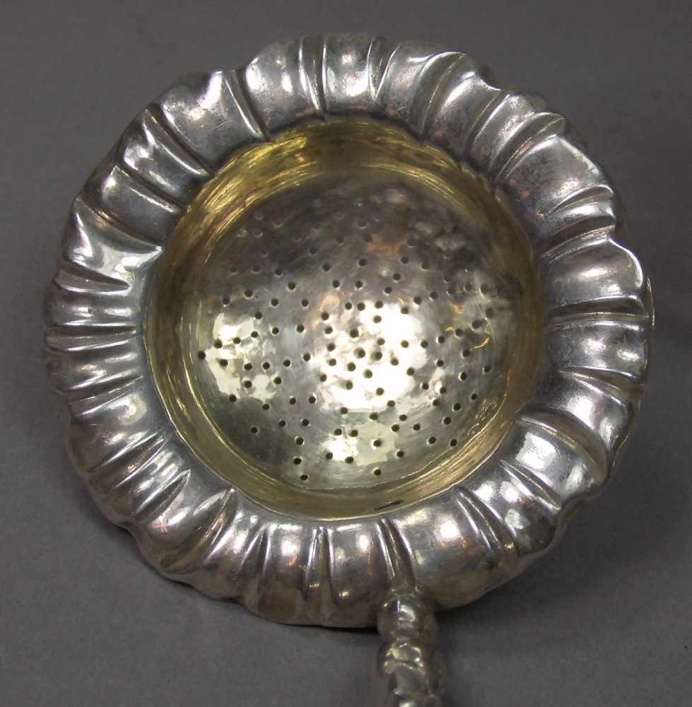 STREULÖFFEL UND TEESIEB / PAAR VORLEGELÖFFEL / tea strainer and serving spoon, 19. Jahrhundert. 1) - Bild 3 aus 8