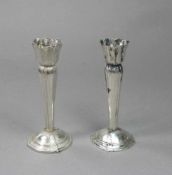 PAAR KERZENSTÄNDER / KERZENHALTER / candle holders, 1. H. 20. Jh., 830er Silber (insg. 22 g),