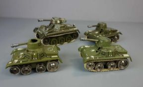 KONVOLUT VON 4 GAMA TANKS / BLECH-PANZER / BLECHSPIELZEUG / tin toys - four tanks. 1) Gama-Tank, T-