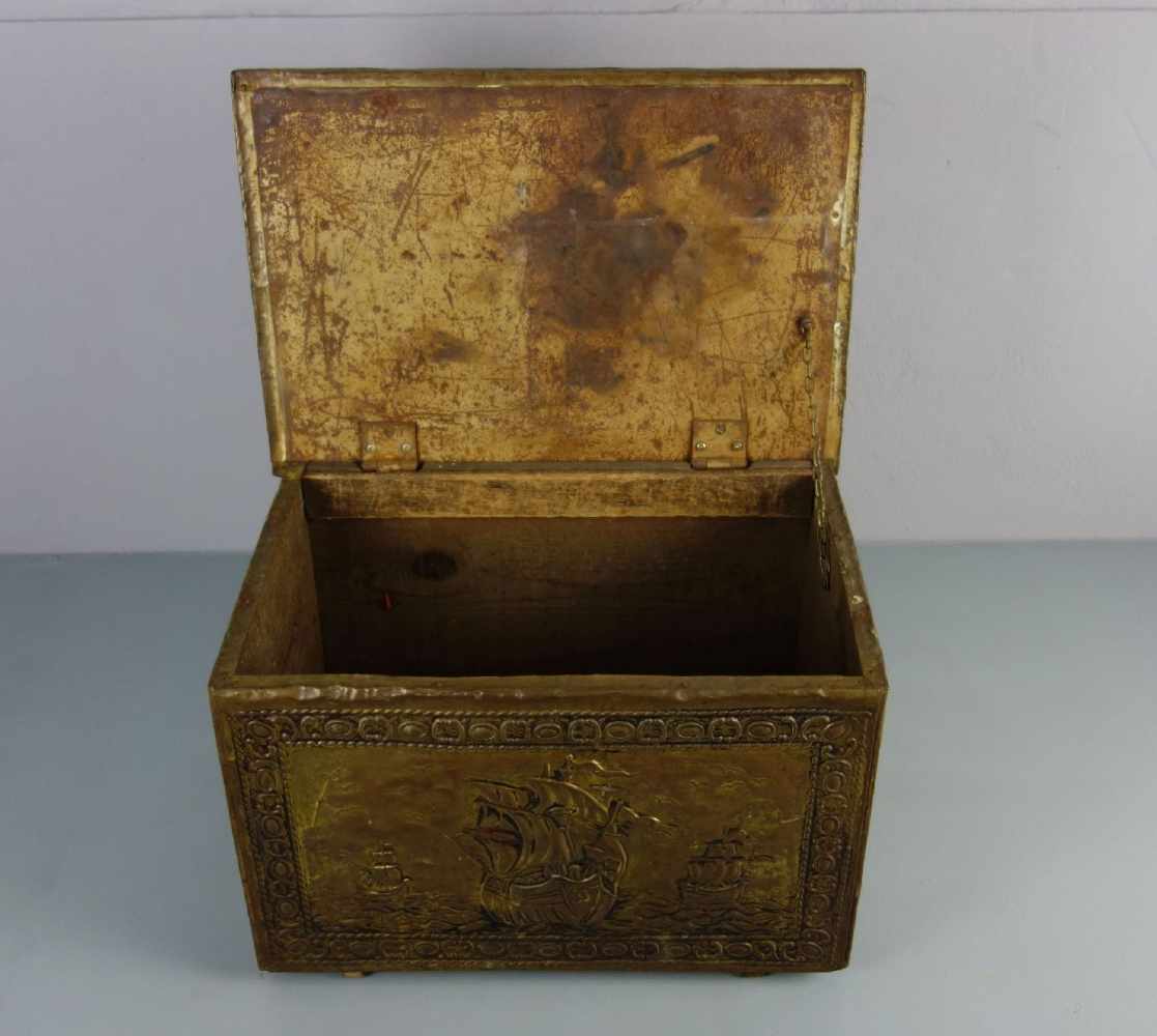 KOHLENKASTEN für Kohle und Anfachholz / coal box, Messing über Holz, 1. H. 20. Jh., England. - Image 2 of 4