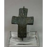 BYZANTINISCHES KREUZ / KREUZANHÄNGER, Bronze, dunkelbraune Patina. Gebogtes Kreuz mit Reliefdekor: