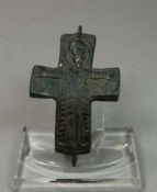 BYZANTINISCHES KREUZ / KREUZANHÄNGER, Bronze, dunkelbraune Patina. Gebogtes Kreuz mit Reliefdekor: