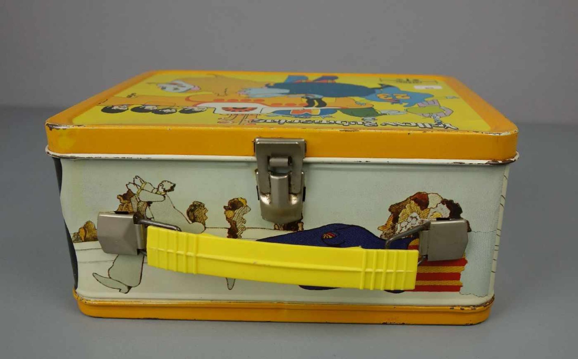 THE BEATLES MERCHANDISE / MEMORABILIA: BROTDOSE / LUNCHBOX, 1968. Blech, polychrom staffiert; - Bild 5 aus 7