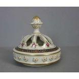 DECKEL EINER POTPOURRI-VASE / cap of a Potpourri vase, um 1900. Porzellan, ungemarkt, polychrom