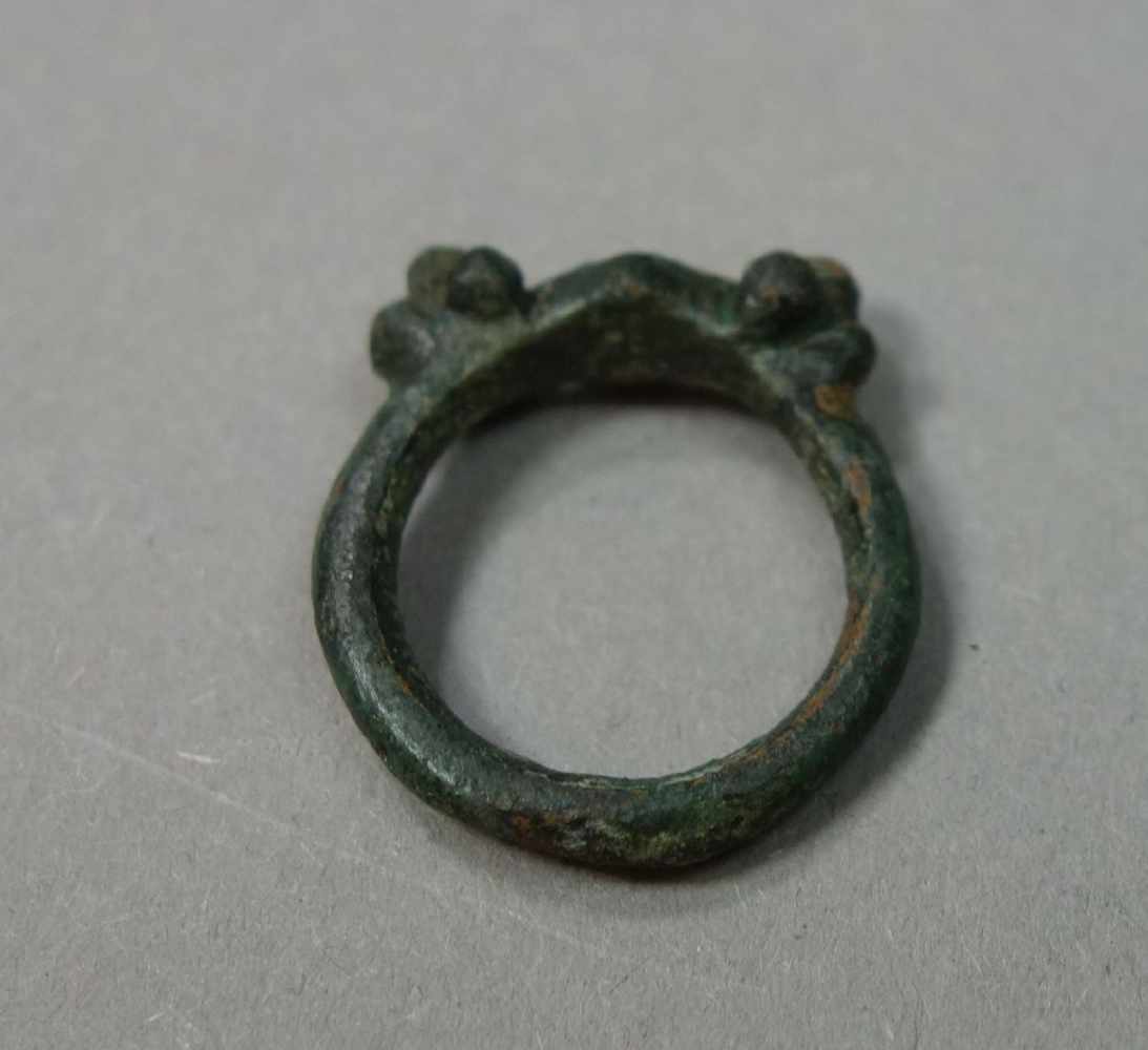 BYZANTINISCHER RING, Bronze mit brauner Patina, 9. bis 12. Jh. Nach außen gerundete schmale - Image 3 of 3