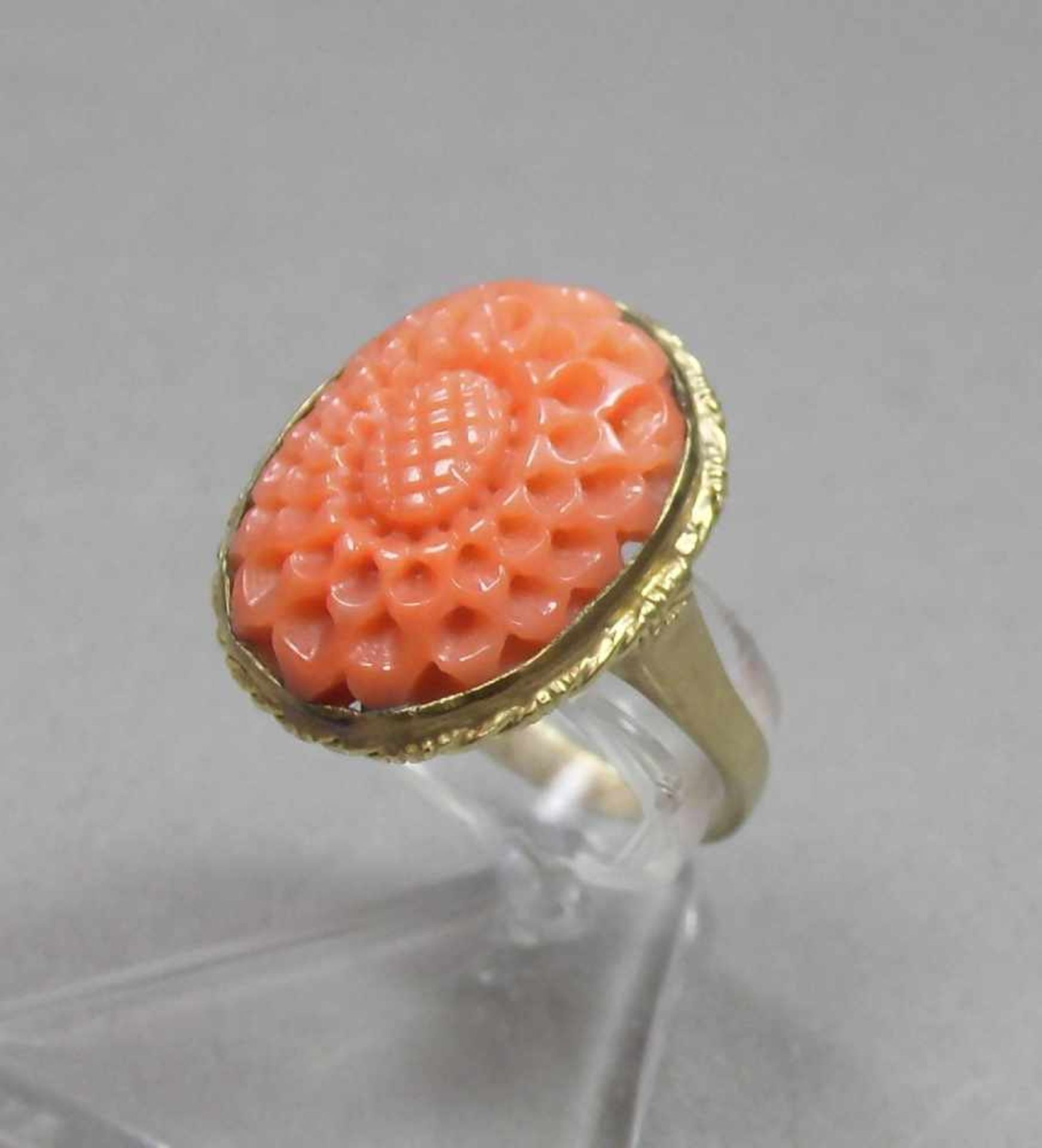 RING MIT KORALLENBESATZ, 333er Gelbgold (3,7 g), Ring besetzt mit oval geschnitzter Koralle in