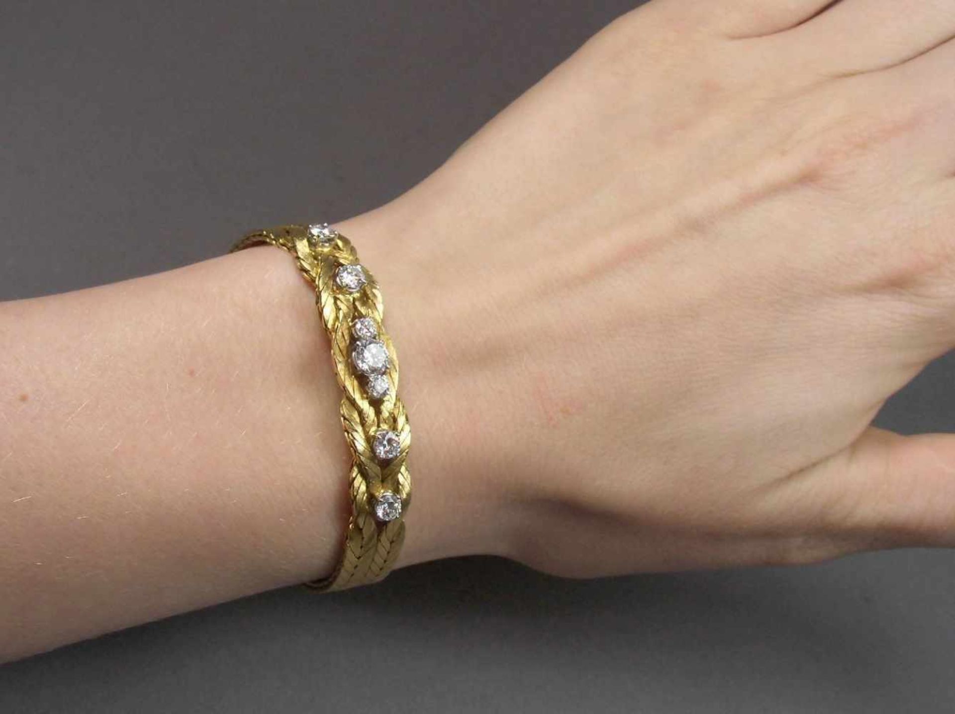 ARMBAND / bracelet, 750er Gold (38,4 g), gearbeitet in vier geflochtenen Strängen und besetzt mit - Bild 7 aus 7